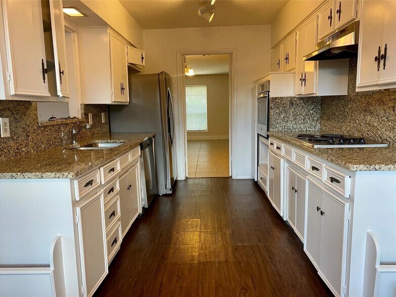 Building Photo - 7621 Dentcrest Dr