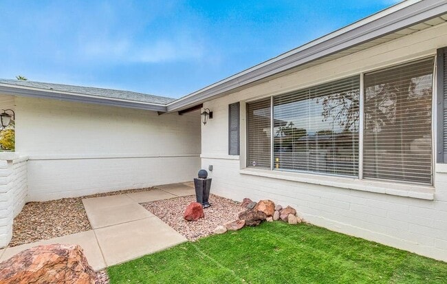 Building Photo - 2439 E Del Rio Dr