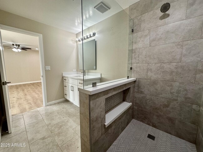 Building Photo - 2329 E Enrose St