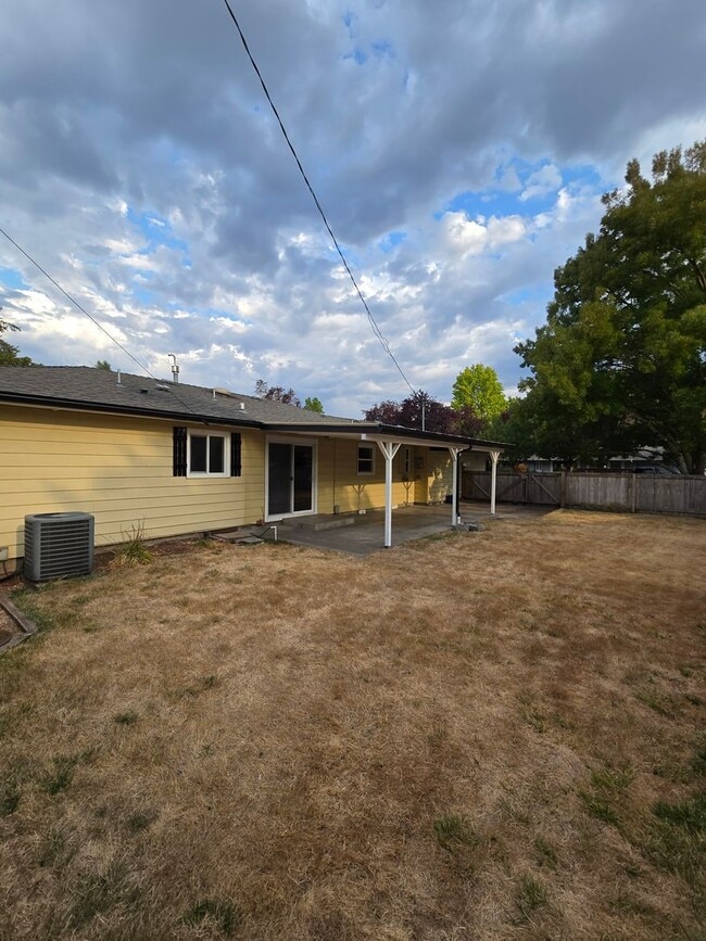 Building Photo - Pet Friendly Single Level 3 Bed 2 Bath Hom...