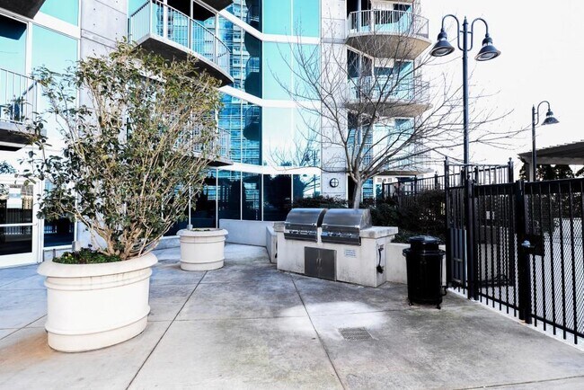 Building Photo - 400 W Peachtree St NW