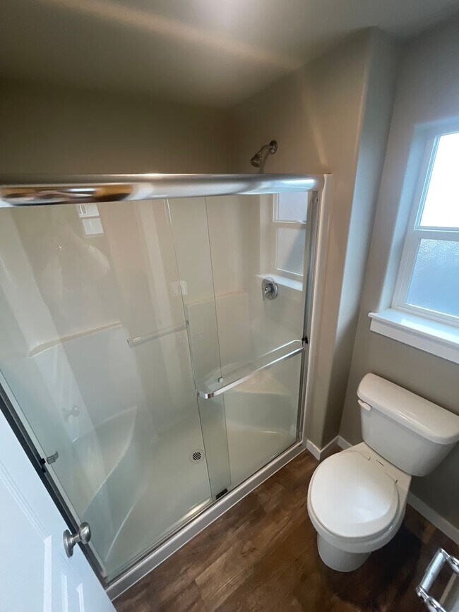 Building Photo - Beautiful 3 Bedroom on Large Corner Lot!