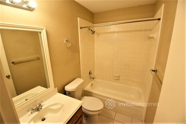 Building Photo - 813 Raintree Ln