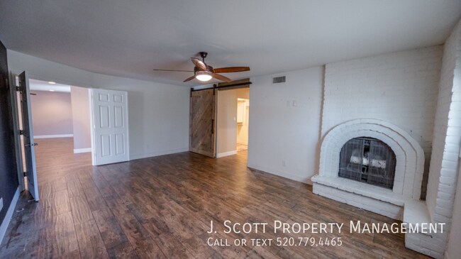 Building Photo - 9059 N Arroya Vista Dr