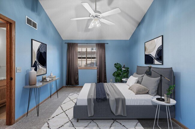 Building Photo - rare woodbury upgraded 3 bedroom end unit townhouse!! One level living!