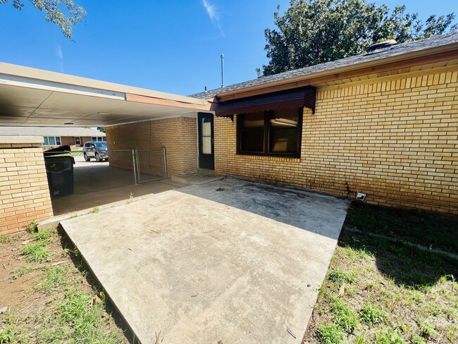 Building Photo - 421 N 3rd Ave