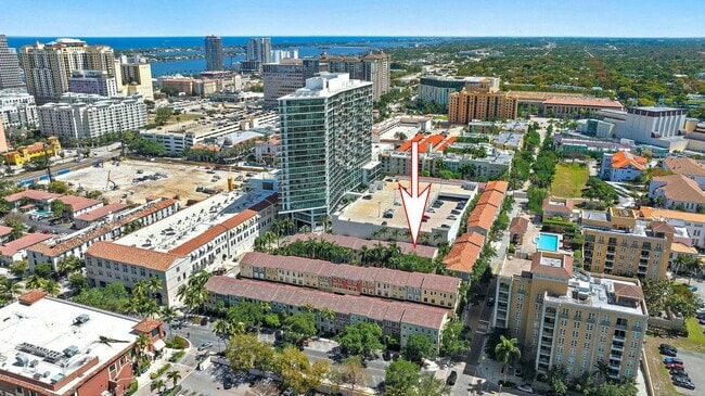 Building Photo - 696 Fern St