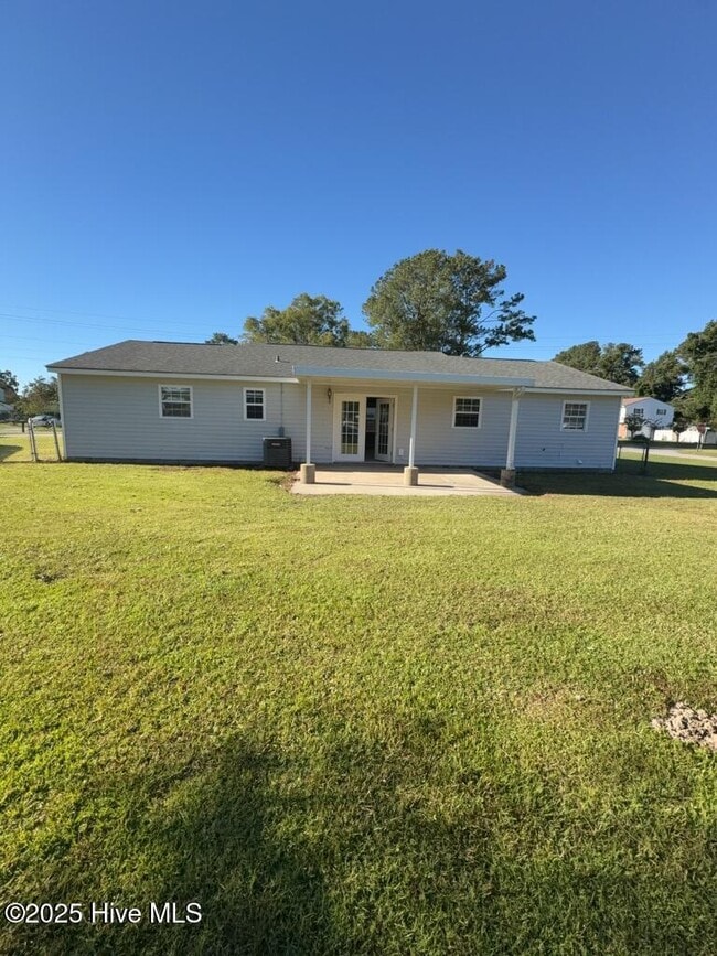 Building Photo - 304 Royal Dr