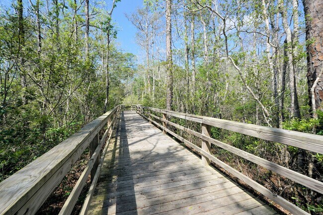 Building Photo - Central Freeport Location with Community Pool