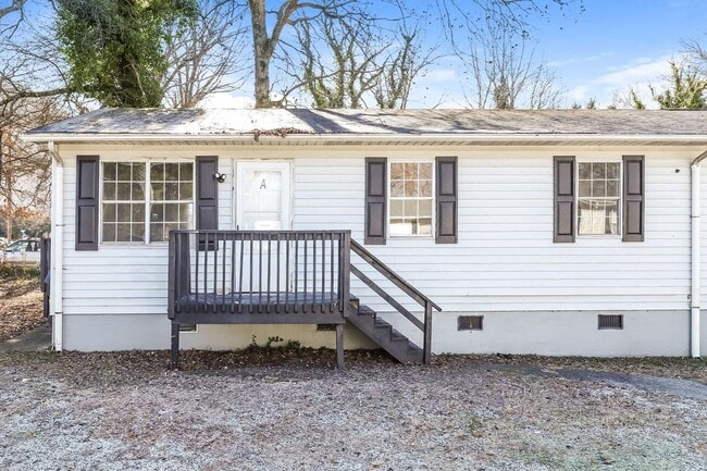 Building Photo - 638 S Elm St