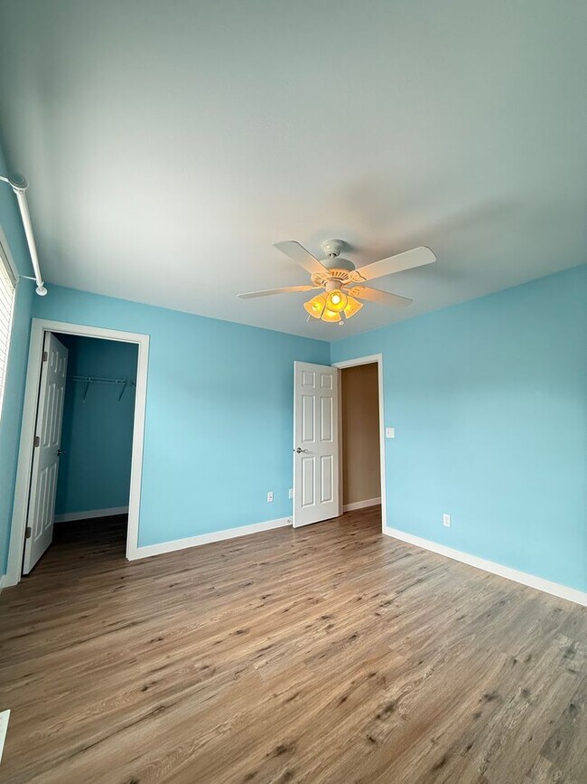 Building Photo - Move in Ready Luxury 4 Bedroom, 2.5 bath h...