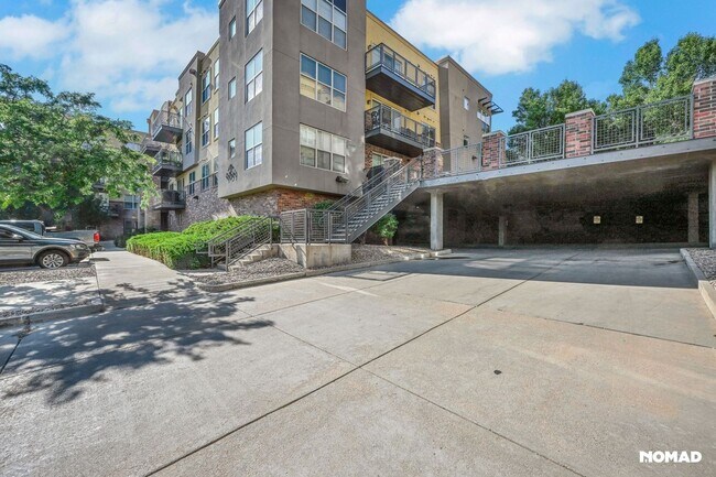 Building Photo - Charming 1.5BR Condo in Englewood