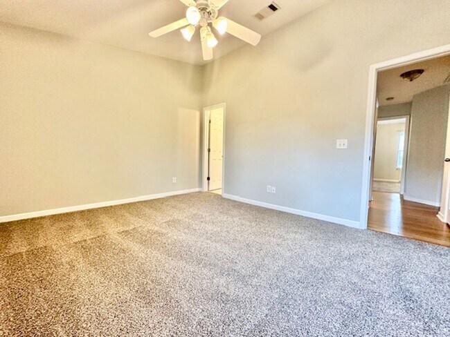 Building Photo - Welcome Home! Rare 3 Bedroom 2.5 Bath Town...