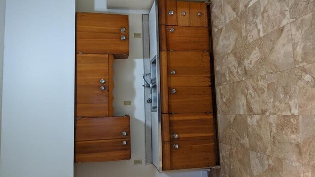 Building Photo - 904 Vine St