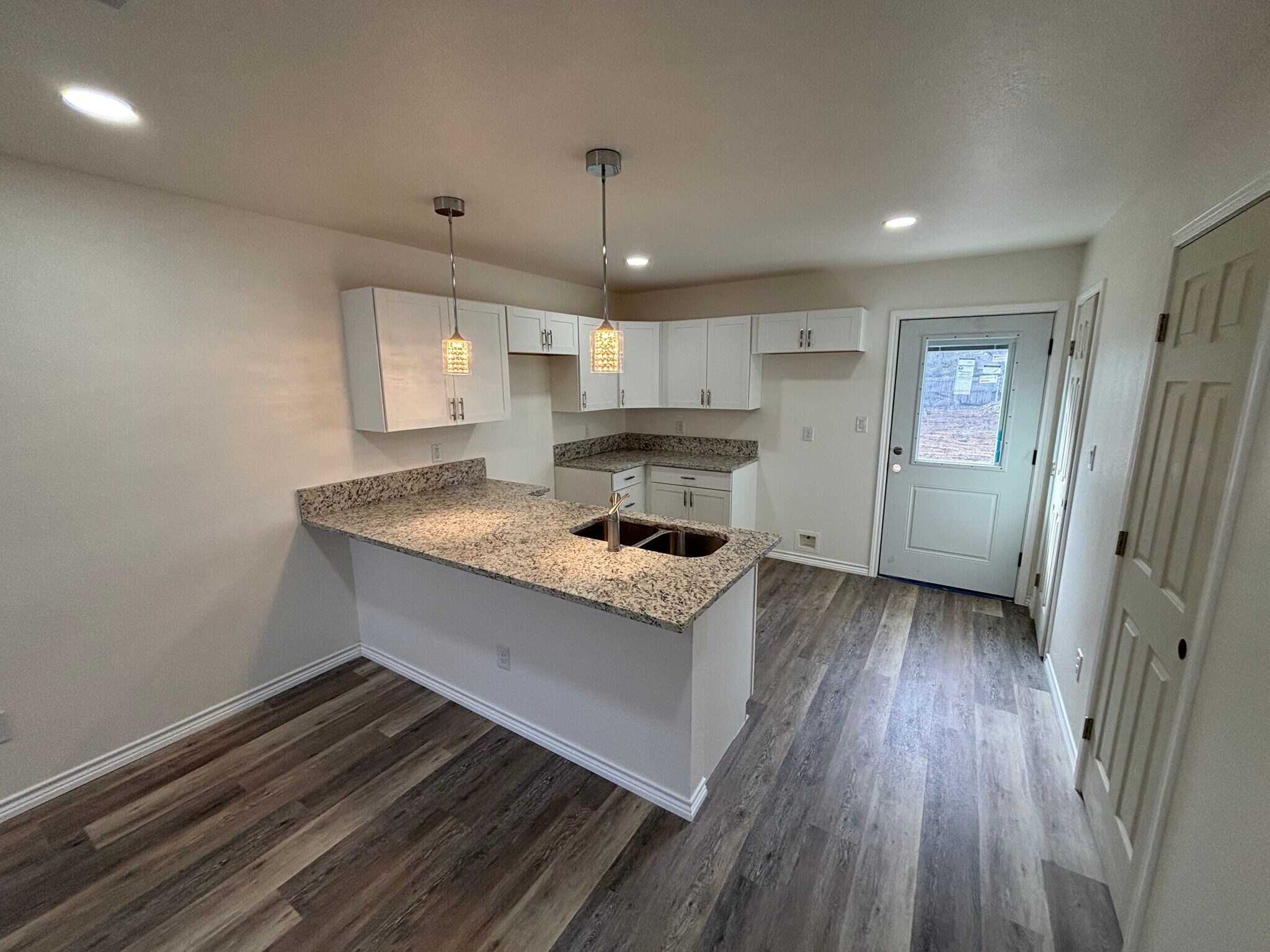 Building Photo - 925 River Rd