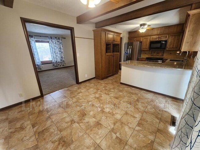 Building Photo - 7821 Trendwood Dr