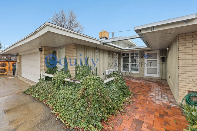 Building Photo - 1941 E Woodside Dr