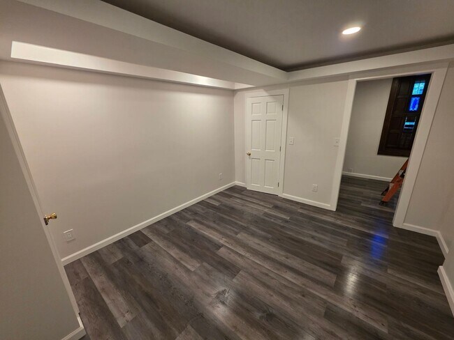 Building Photo - Newly Renovated 3 Bedroom Apartment - Poug...