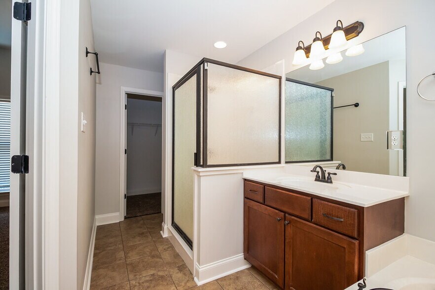 Building Photo - 3080 Magnolia Dr