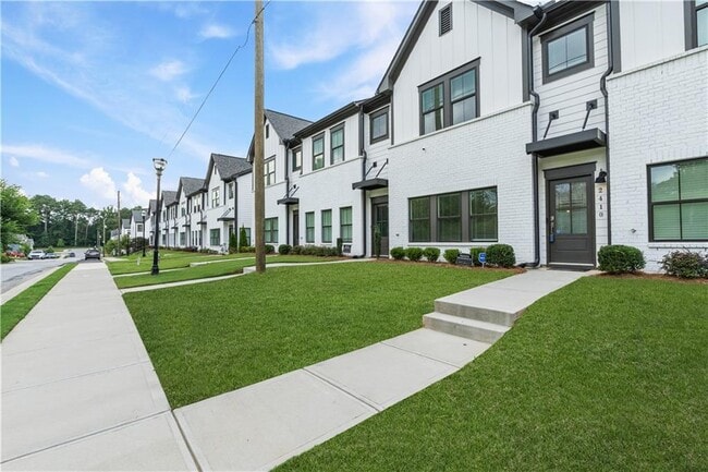 Building Photo - 2410 Lakeshore Ln