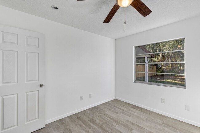 Building Photo - Spacious Remodeled 2-Bedroom Home with Modern Kitchenin Volusia County – Edgewater, FL