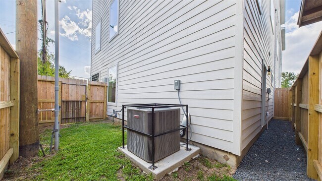 Building Photo - 3413 Daphne St