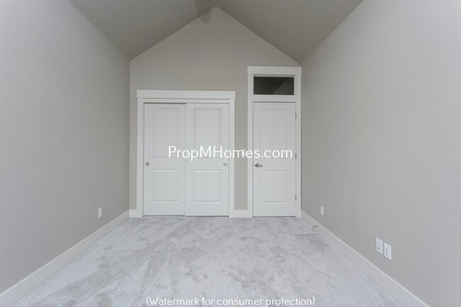 Building Photo - Stunning Craftsmanship In this Three Bedroom Townhome In Damascus!