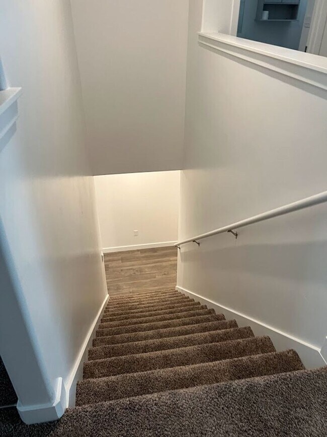 Building Photo - Beautifully Furnished 4 bedroom 2.5 Bath!
