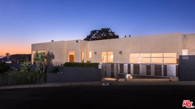 Building Photo - 1099 Vista Grande Dr