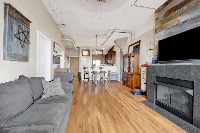 Building Photo - 1071 W 15th St