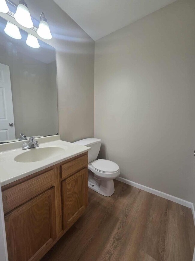 Building Photo - 936 W 8th St