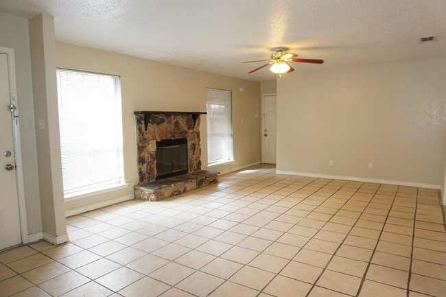 Building Photo - VIEW NOW - COMING SOON - Charming 3-Bedroom Duplex in East Dallas with Garage & Fenced Yard