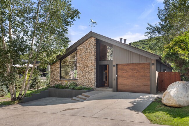 Building Photo - 432 Fairway Dr