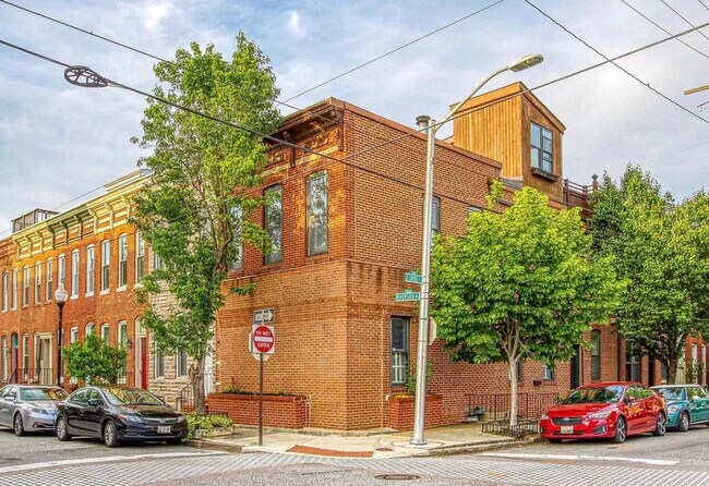 Building Photo - 400 E Cross St