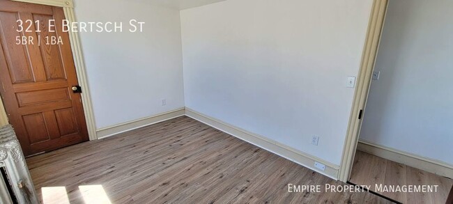 Building Photo - 5 Bedroom / 1.5 Bath Home in Lansford!