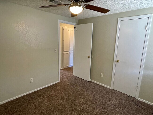 Building Photo - Updated 3 bed 1.5 bath