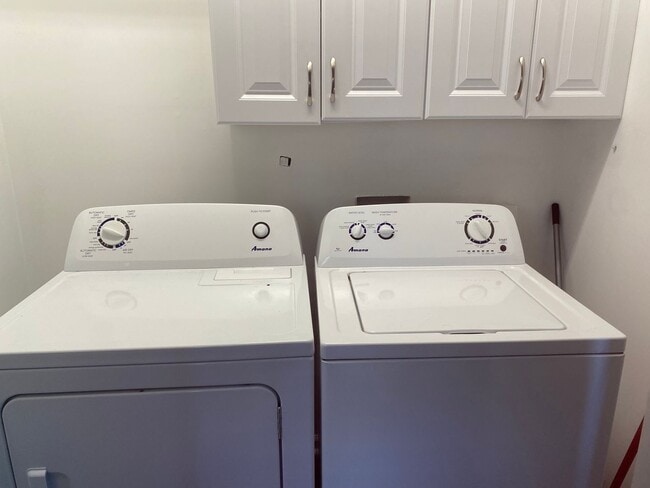 Building Photo - Cozy 3 Bed 2 Bath Available January 2026!