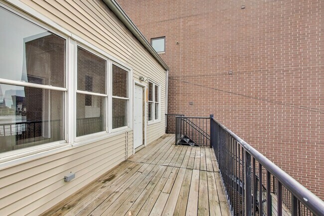 Building Photo - 1429 W Grand Ave