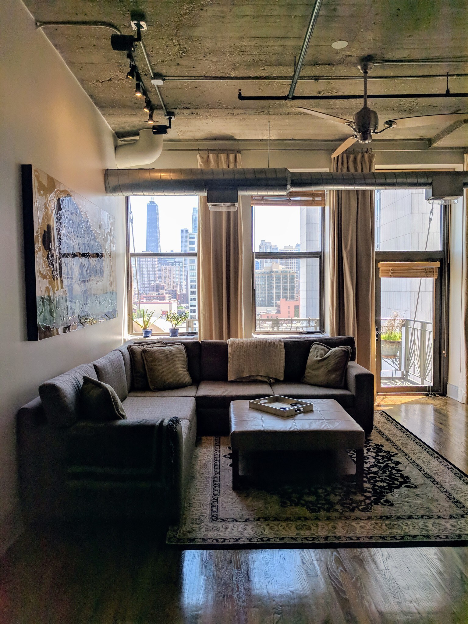 Living Room - 758 N Larrabee St
