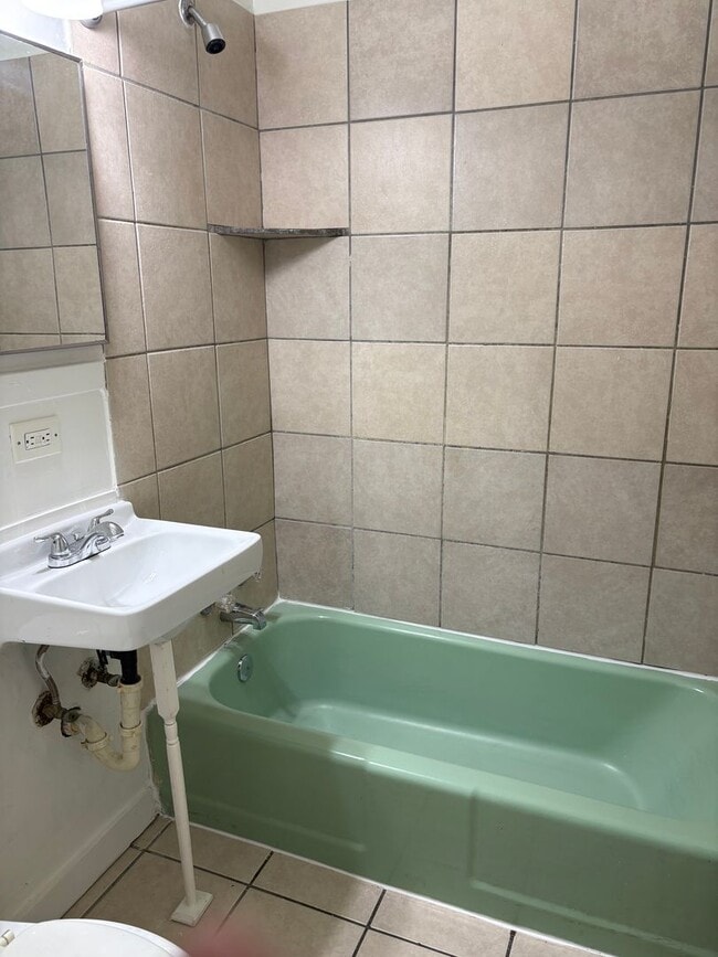 Building Photo - 2BR/1BA Updated Home – Vouchers Welcome!