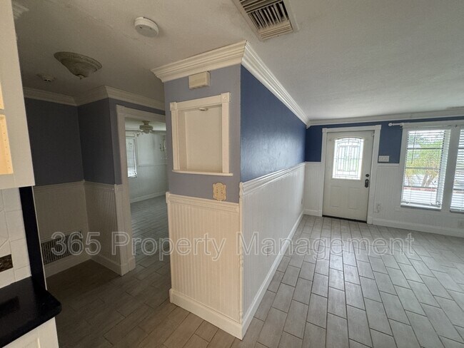 Building Photo - 1604 Abscott St
