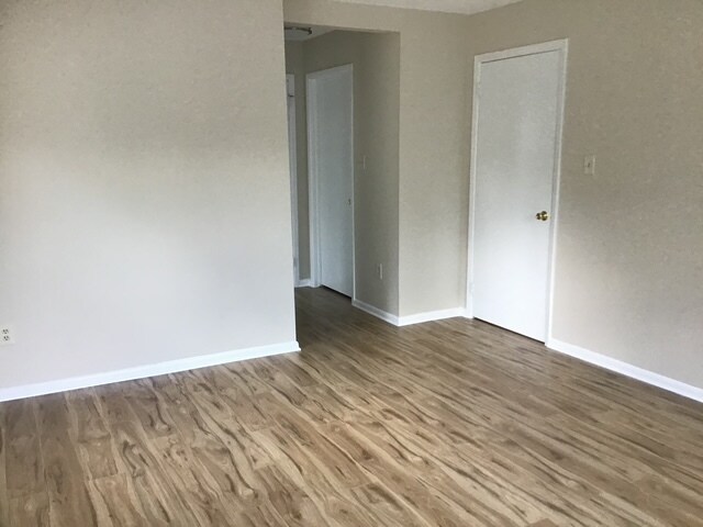 Building Photo - 304 Trinity Ct