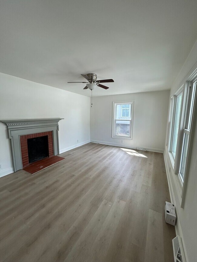 Building Photo - Beautifully Remodeled 4/2