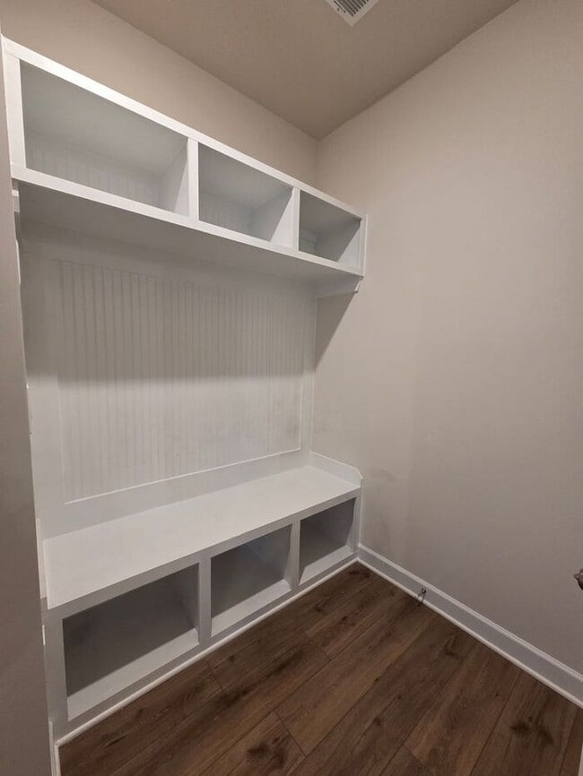 Building Photo - Beautiful and spacious! Ready for move in!