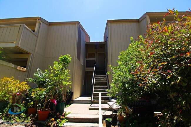 Building Photo - $2595 - 2 Bedroom, 2 Bath Upstairs Condo i...