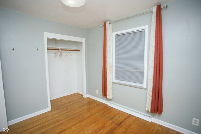 Building Photo - 150 E Beechwood Ln