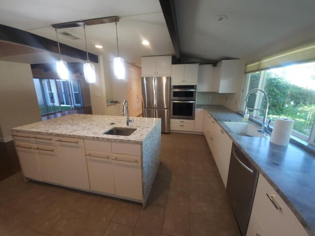 Building Photo - 9345 Golondrina Dr