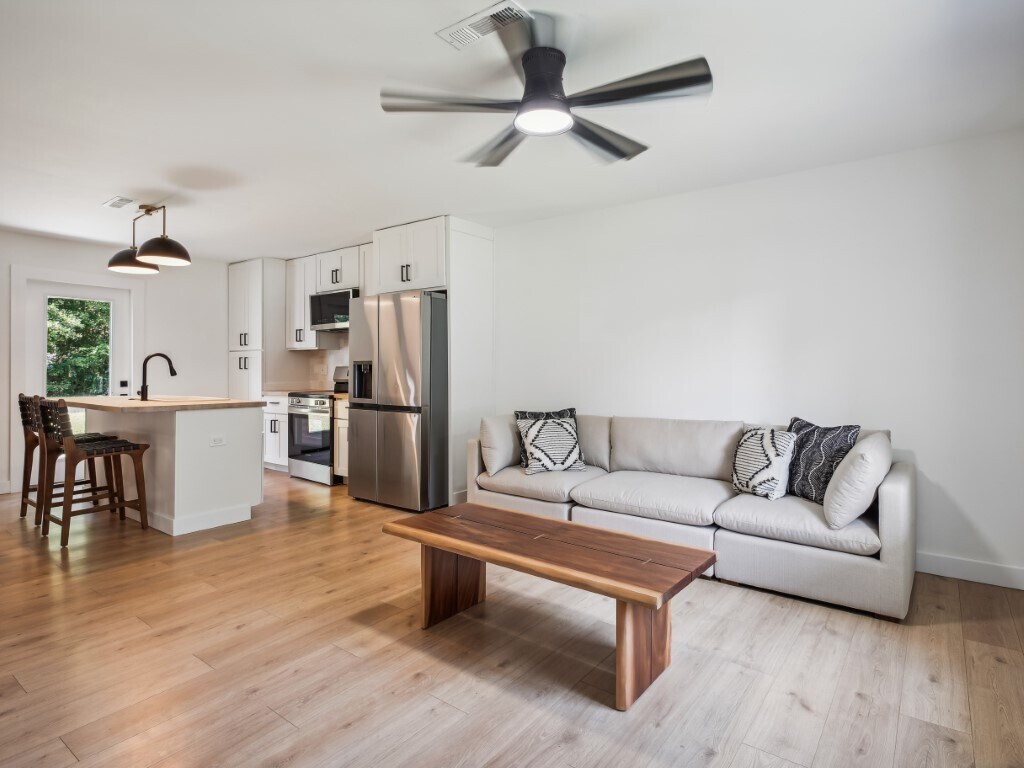 Building Photo - 310 Lilac Dr