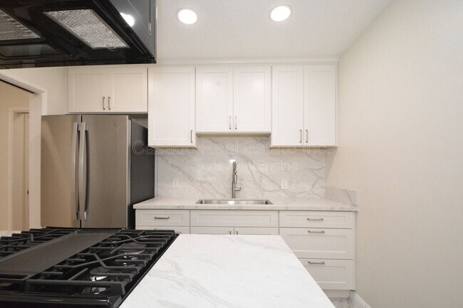 Building Photo - 338 Elm Ave