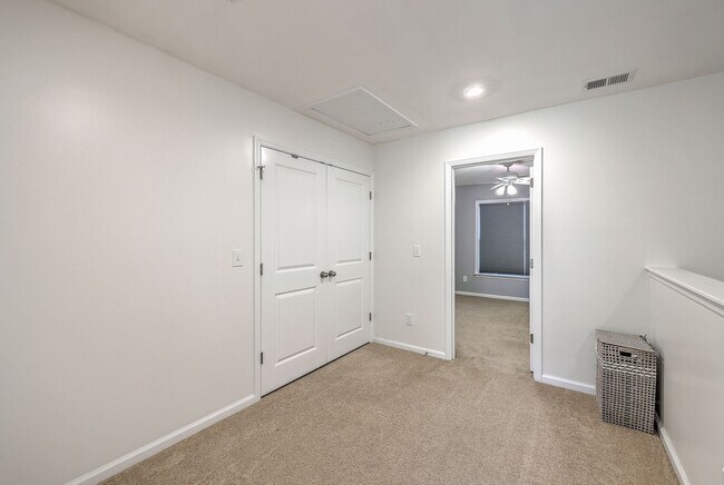 Building Photo - Spacious End-Unit Townhome with Modern Com...